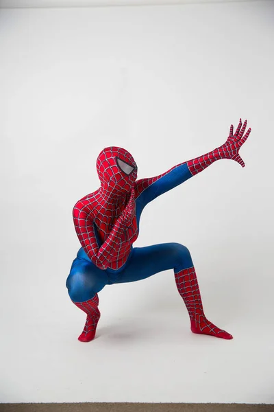 1 de dezembro de 2019. Israel, tel Aviv. Homem-Aranha posando em um fundo branco, o animador vestido como uma aranha no conceito de pose de entretenimento — Fotografia de Stock