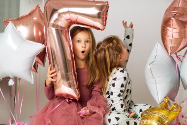 İki kız kardeşin portresi, 7 yaşında sarışın ve 3 yaşında çocuk, kız kardeşler balonlarla oynuyor, top 7