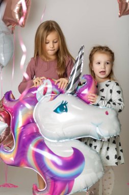 Güzel küçük kızla eğlenceli bir doğum günü. Tekboynuzlu bir şenlik partisi.