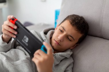 tel Aviv, İsrail - 01 Ocak 2020: Nintendo Switch oynayan bir adam