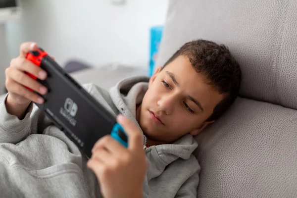 Tel Aviv, Israël - 01 januari 2020: Een man die Nintendo Switch speelt — Stockfoto