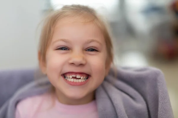 Sorriso alegre bonito criança com dentes abandonados menina pré-escolar com boca aberta sem dente de leite — Fotografia de Stock