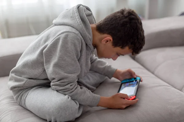 Console de jeux vidéo pour jeux à domicile ou portables. adolescent homme jouer jeu sur console . — Photo