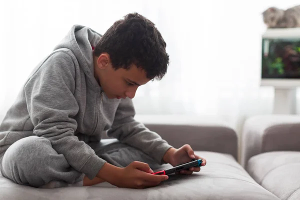 Enfant avec console de jeux portable. console de jeux vidéo pour jeux à domicile ou portables. adolescent homme jouer jeu sur console — Photo