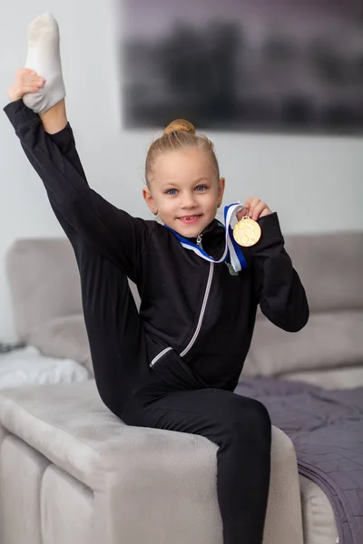 Μικρό αθλητή με ένα χρυσό μετάλλιο αναδεικνύει σπορ Dane του — Φωτογραφία Αρχείου