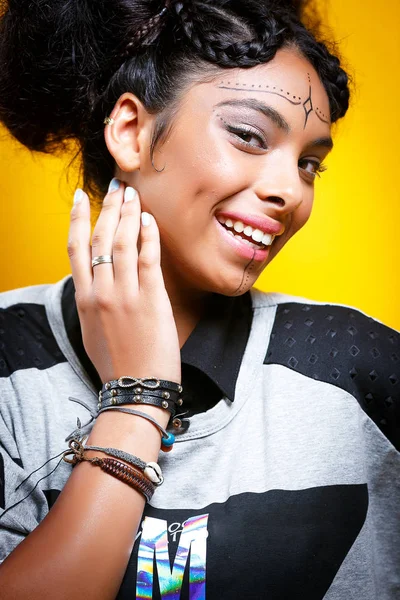 Piękna afrykańska dziewczyna z afro fryzura uśmiechnięta — Zdjęcie stockowe