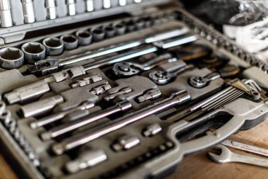 Otomotiv yedek parçalarını, yedek parçaları, otomobil parçalarını tamir etmek ya da değiştirmek için kutudaki birçok anahtar ve araç