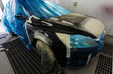 Boyama odasındaki araba boyamaya hazır.