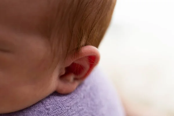 Babys oído en primer plano en una estera —  Fotos de Stock