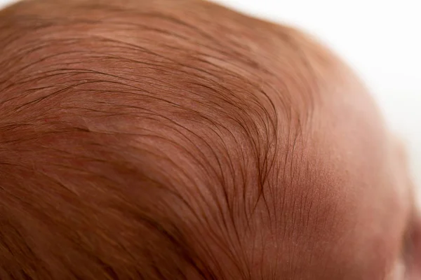 Κεφάλι μωρού με λεπτά κόκκινα μαλλιά, κοντινό πλάνο — Φωτογραφία Αρχείου