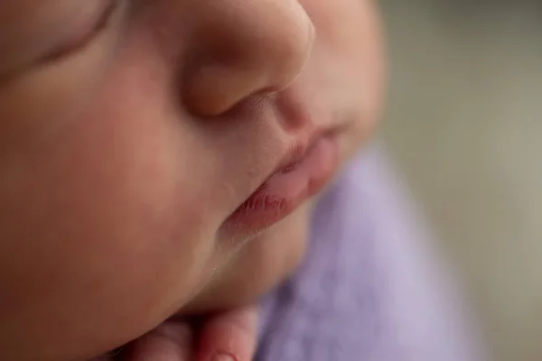 眠っている赤ん坊の唇に舌が突き出て — ストック写真