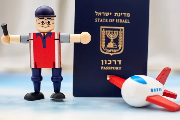 Airport employees toy shows a ban on entering the country from quarantine against an Israeli passport — Stockfoto