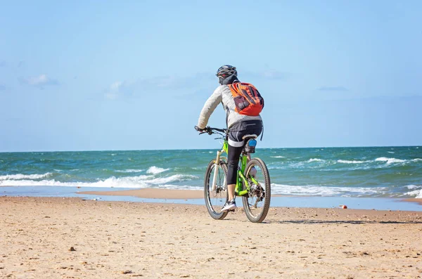 Rowerek górski na plaży w tel aviv israel podczas kwarantanny koronawirusowej — Zdjęcie stockowe