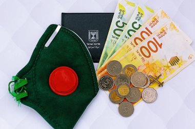 İsrail 'in yeni para ve para birimi, koruyucu maske, solunum cihazı ve İsrail kimliği.