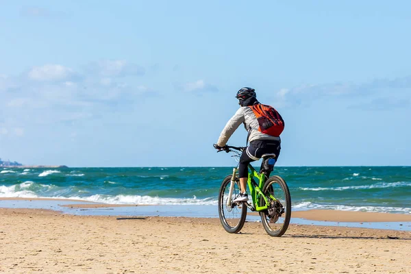 Profesjonalny kolarz górski na plaży Tel Aviv Israel — Zdjęcie stockowe