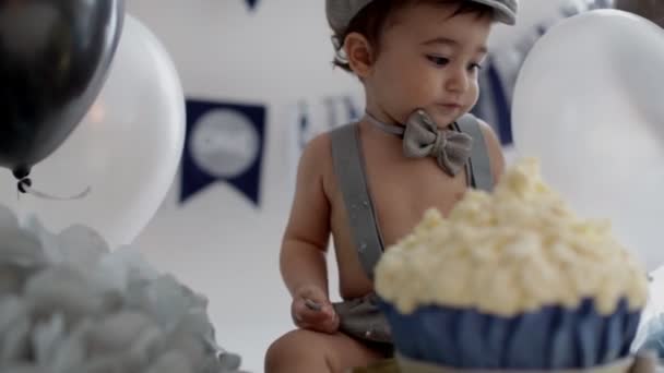 Gâteau d'anniversaire garçon Smash. Adorable garçon heureux dans une chambre lumineuse. Le bébé souriant regardant la caméra. Style rétro — Video