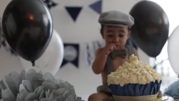 Boy Birthday Cake Smash. Adorable happy baby boy in a bright room. The baby smiling looking at camera. Retro style. — Stock Video
