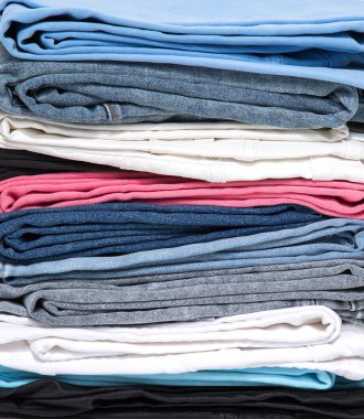 Denim kot kumaşı. Çok renkli kot pantolon arka planı. Pembe, gri, siyah ve mavi renkler.