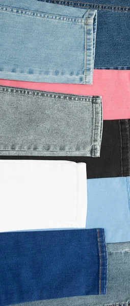 Textura de jeans de ganga. Fundo de calças de ganga multicolor. Cores rosa, cinza, preto e azul . — Fotografia de Stock