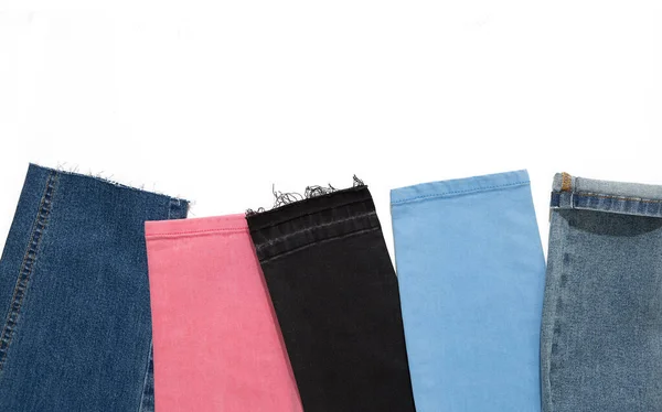 Denim kot kumaşı. Çok renkli kot pantolon arka planı. Pembe, gri, siyah ve mavi renkler. — Stok fotoğraf