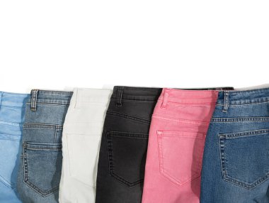 Denim kot kumaşı. Çok renkli kot pantolon arka planı. Pembe, gri, siyah ve mavi renkler.