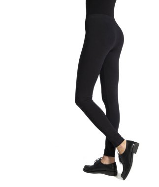 Kadınlar siyah, boş tozluklar giyer. Model, izole edilmiş, kırpma yolu. Temiz tozlu kadınlar şablon çiziyor. Kumaş pantolon tasarımı sunumu. Spor pantolonlar streç tayt modelleri giyiyor. Giysiler içinde ince bacaklar.