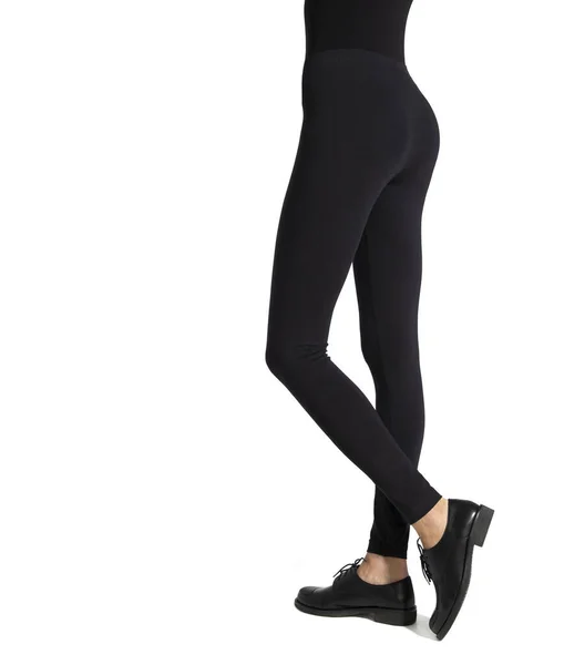 Frau trägt schwarze Leggings-Attrappe, isoliert, Schneideweg. Frauen in klaren Leggins. Stoffhosen-Design-Präsentation. Sport Pantaloons Stretchstrumpfhosen Modell tragen. Schlanke Beine in Bekleidung — Stockfoto