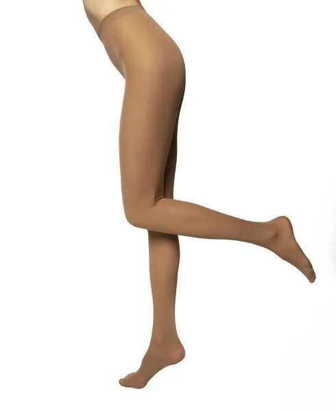 Nogi młodej białej kobiety w rajstopach z nylonu na białym tle — Zdjęcie stockowe