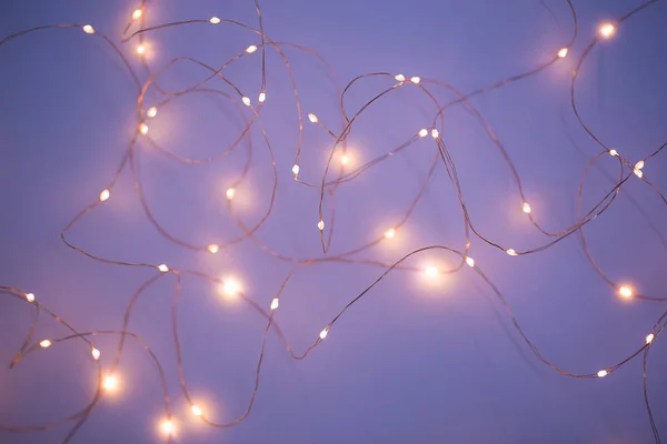 Lumières de Noël sur fond bleu foncé avec espace de copie. Guirlande décorative — Photo