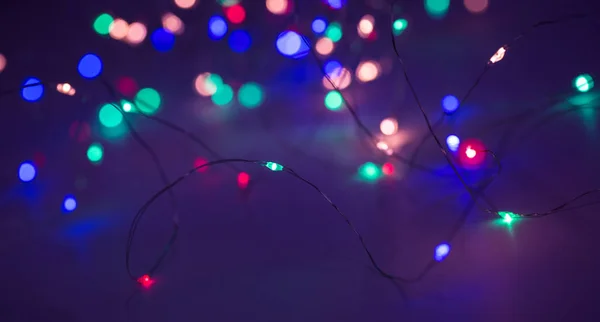 Різдвяні вогні на темно-синьому фоні з копіювальним простором. Декоративна гірлянда — стокове фото