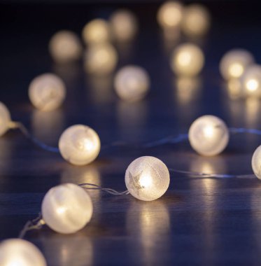 Siyah Arkaplanda Parlayan Renkli Noel Işıkları Yeni yıl. Noel zamanı. Dekorasyon. Çelenk