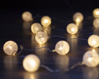 Siyah Arkaplanda Parlayan Renkli Noel Işıkları Yeni yıl. Noel zamanı. Dekorasyon. Çelenk