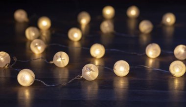 Siyah Arkaplanda Parlayan Renkli Noel Işıkları Yeni yıl. Noel zamanı. Dekorasyon. Çelenk