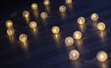 Siyah Arkaplanda Parlayan Renkli Noel Işıkları Yeni yıl. Noel zamanı. Dekorasyon. Çelenk