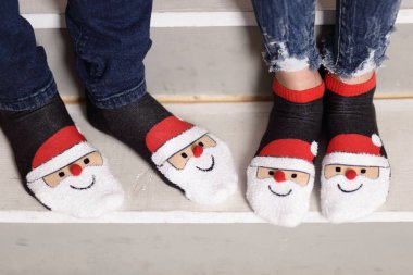 Noel ağacıyla süslenmiş güzel holdiay odası