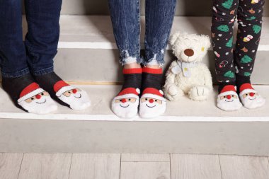 Noel ağacıyla süslenmiş güzel holdiay odası