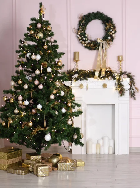 Hermosa habitación decorada Holdiay con árbol de Navidad —  Fotos de Stock