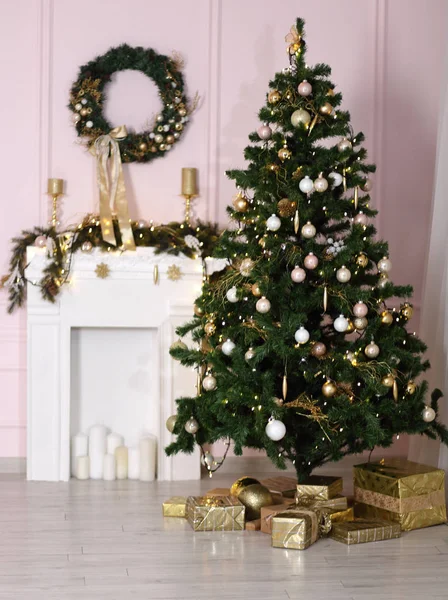 Beautiful holdiay decorated room with Christmas tree — Stock Photo, Image