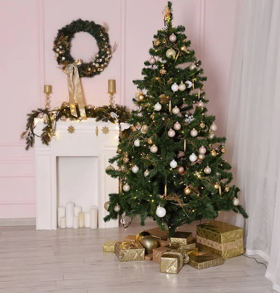 Beautiful holdiay decorated room with Christmas tree — Stock Photo, Image