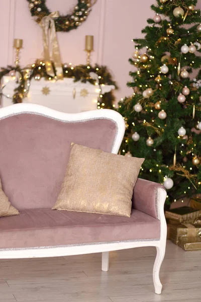 Gyönyörű holdiay díszített szoba karácsonyfával — Stock Fotó
