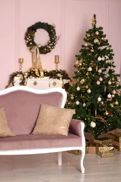 Gyönyörű holdiay díszített szoba karácsonyfával — Stock Fotó
