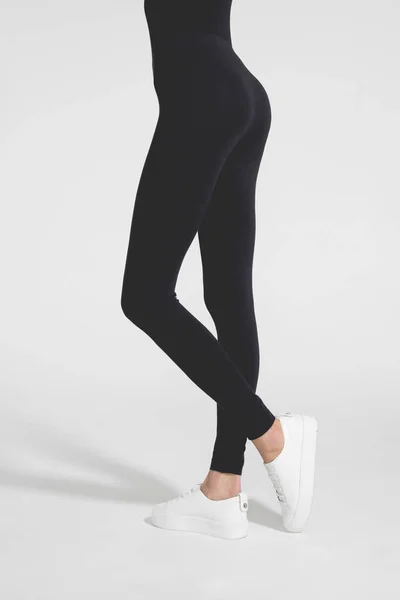 Femeia poartă jambiere negre goale batjocură, izolate, cale de tăiere. Femei în șablon clar leggins. Prezentare design pantaloni de pânză. Pantaloni sport stretch pantaloni model de purtare. Picioare subțiri în îmbrăcăminte . — Fotografie, imagine de stoc