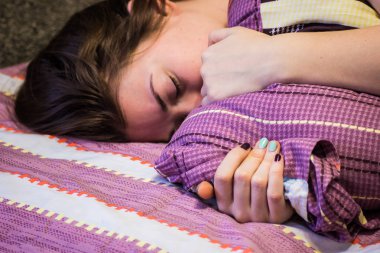 hayallerini zevk yatakta yatan kız