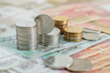 bir madeni para ruble sembolü ile sınıra (kenar) diğer sikke ve banknot yığını üzerinde geldi.