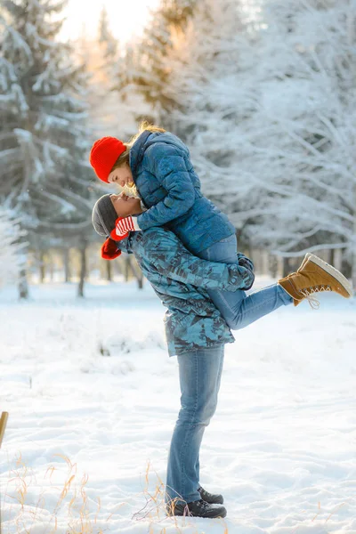 The girl in the arms of his boyfriend — Stock Photo, Image