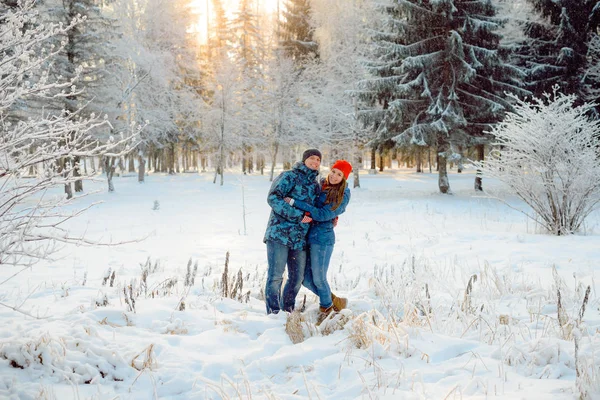 Älskande par promenader i parken snöiga frostig — Stockfoto