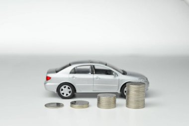 Araba ve para kavramı - sedan araba önünde para yığınları