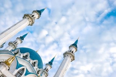 Kopya alanı, bulutlu gökyüzü ve Kul Şerif Camii, Rusya'nın en büyük camilerinden bir arka plan.