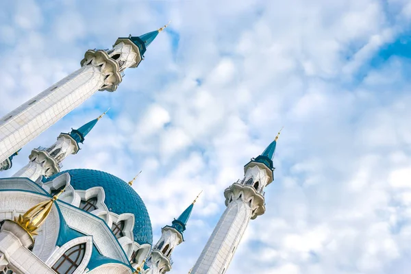 Kopya alanı, bulutlu gökyüzü ve Kul Şerif Camii, Rusya'nın en büyük camilerinden bir arka plan.