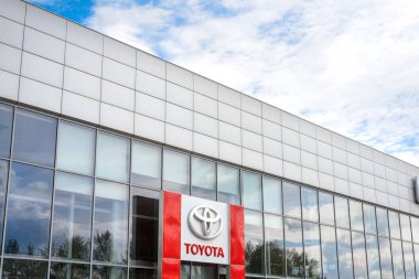 Vologda, Rusya - 07 Haziran 2017: Toyota resmi Bayilik gösteri-Oda Haziran. 07, 2017 yılında Vologda, Rusya Federasyonu. Toyota dünyanın en büyük Japon otomobil biridir.